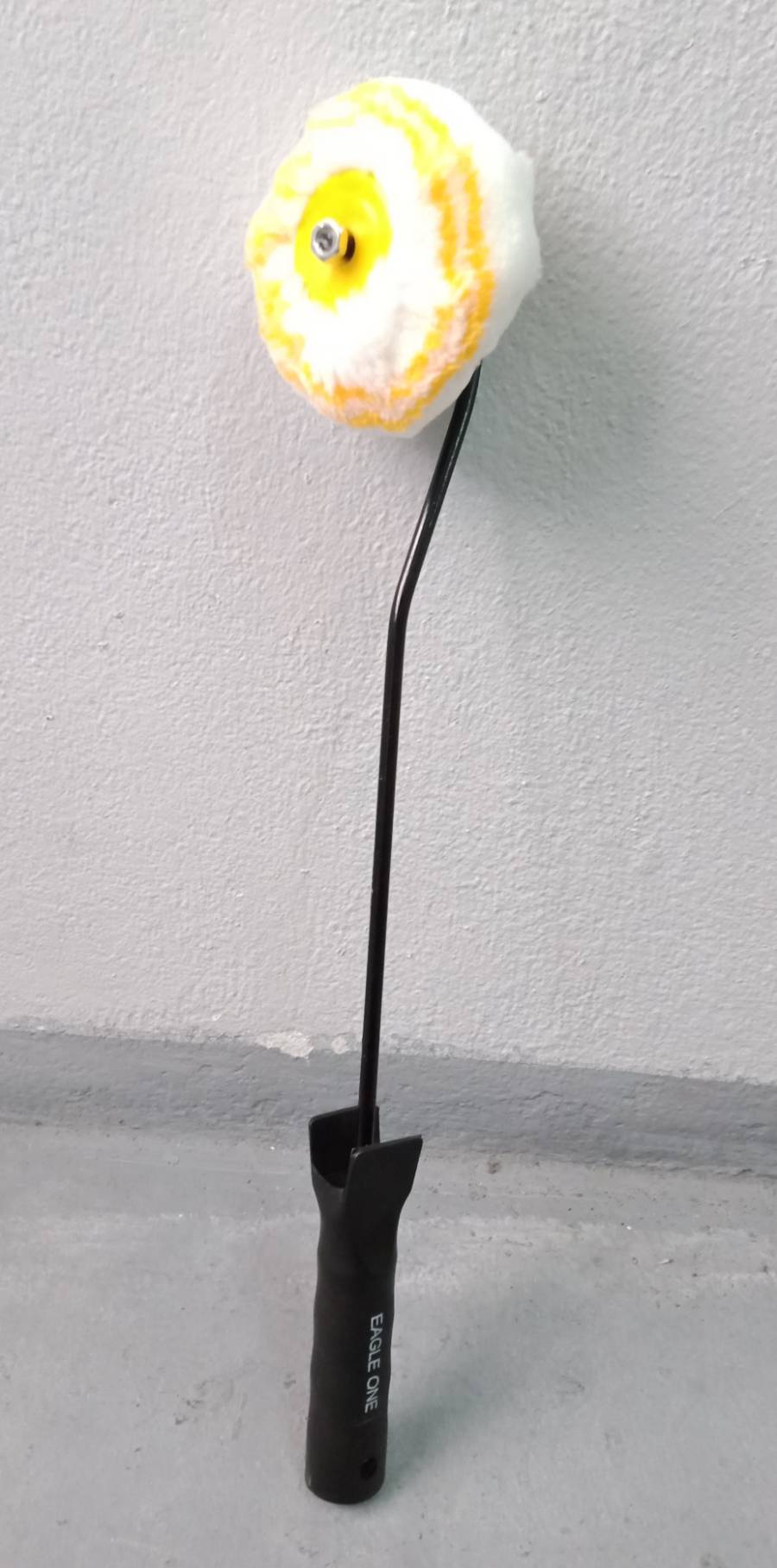 ลูกกลิ้งทาสีเล็ก 4" มุมผนัง ด้ามสั้น 17" Eagle One