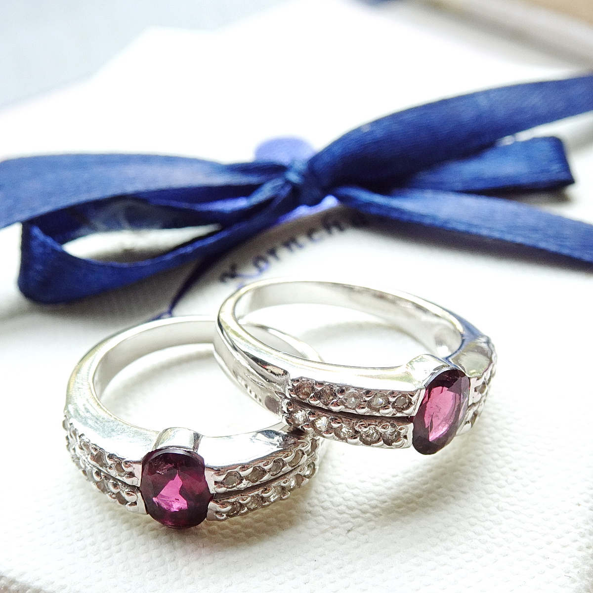 แหวนพิงค์ทัวร์มาลีนสีชมพูเข้ม deep pink ให้เฉดสีชมพูเข้มอมม่วง ก้อนพลอยดิบจากธรรมชาติ ไม่ผ่านการปรับปรุง ทัวร์มาลีนเป็นพลอยที่เป็นที่นิยมและมีหลายเฉดสีมากค่ะ