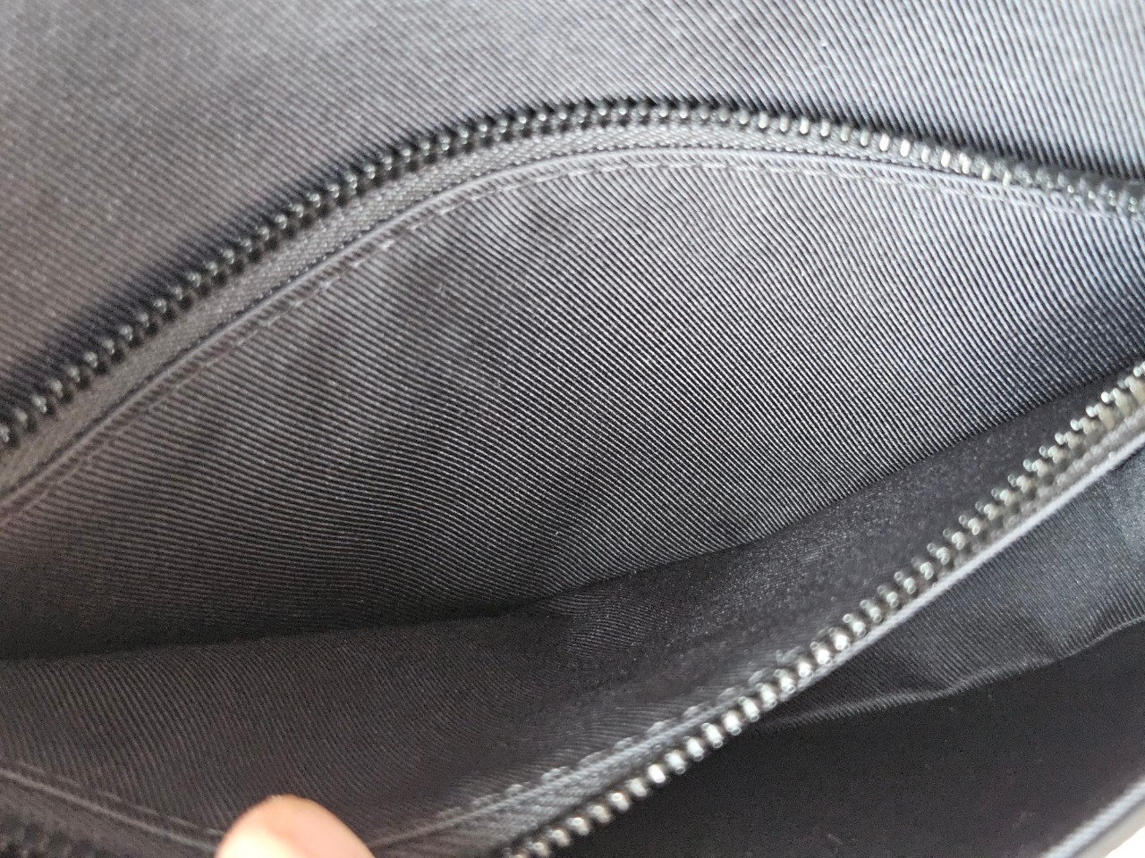 LV S-Lock Slingbag Microchip