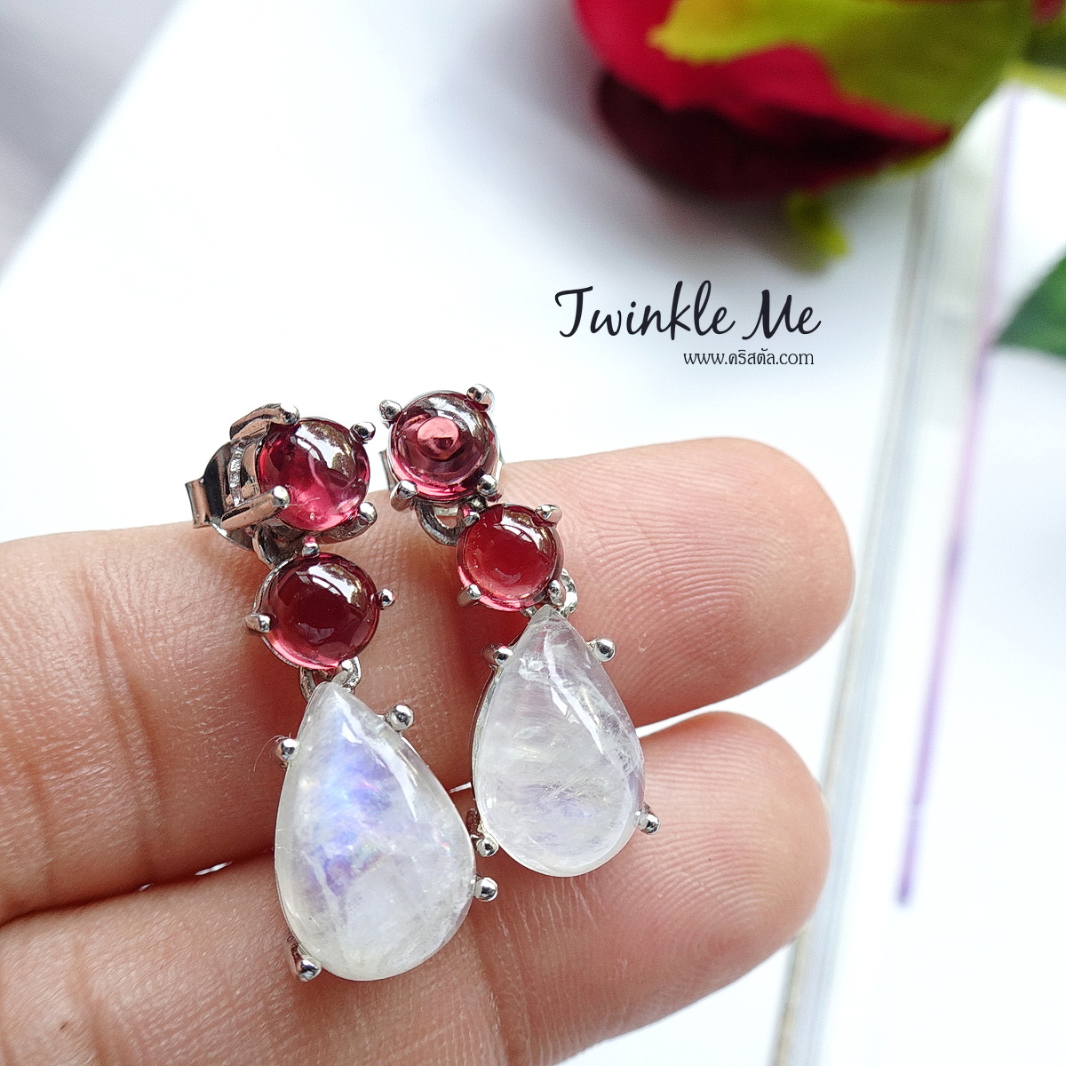 ต่างหูห้อยเรนโบว์มูนสโตน หรือมุกดาหารทรงลูกแพรหรือหยดน้ำ อัญมณีประจำราศีเมถุน ให้สีสะท้อนแสงเหลือบรุ้ง ด้านบนฝัง'โกเมนหรือการ์เนทท์สีแดงอมน้ำตาล ตัดกับสีขาวรุ้งของมูนสโตน สวยงามมากค่ะ