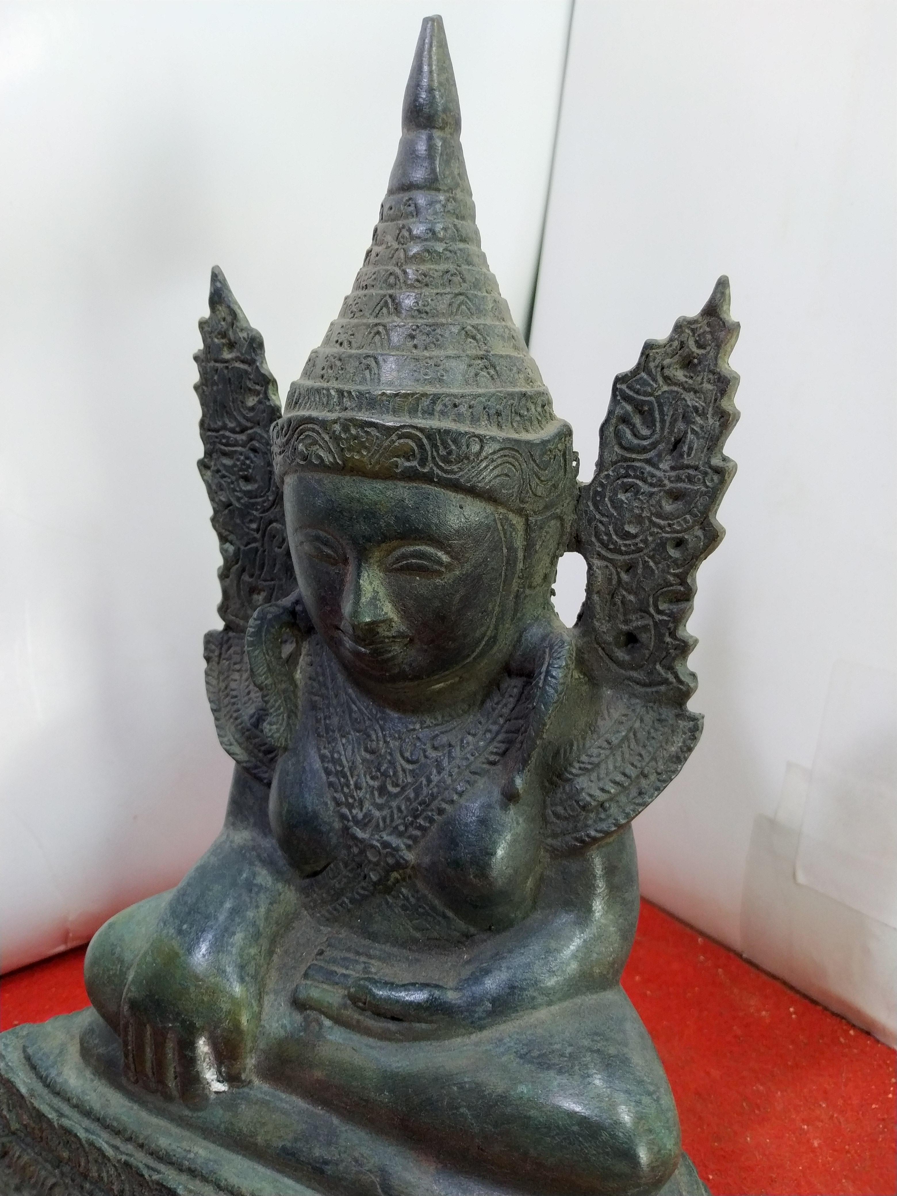 พระมหามัยมุนี หรือ มหาเมียะมุนี ขนาดฐานกว้าง 8 นิ้ว เนื้อโลหะสำริด