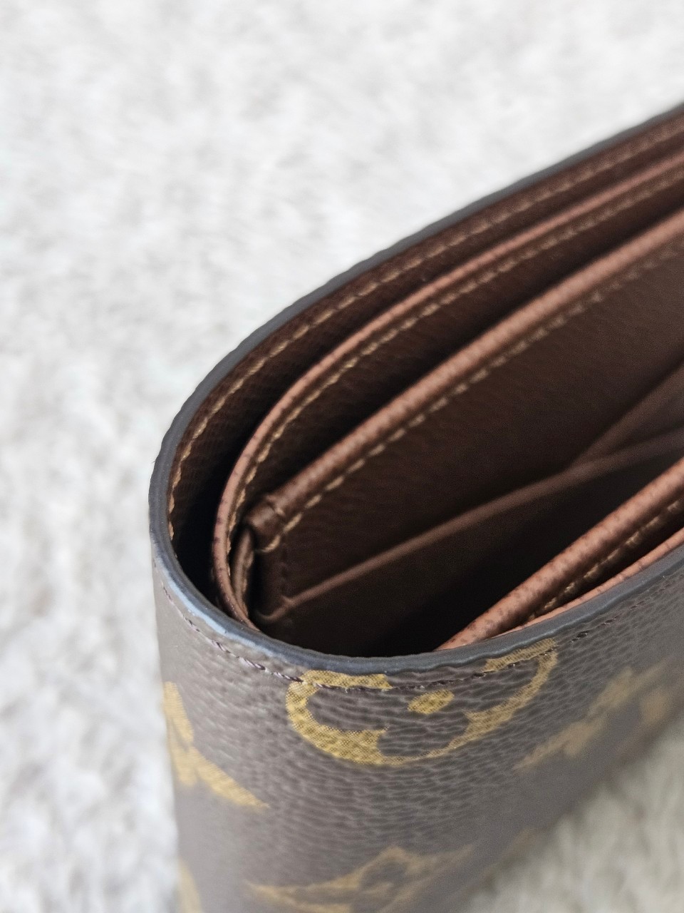 LV Multiple Wallet Mono microchip