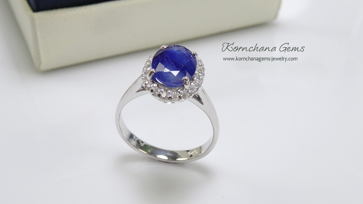 รับทำแหวนพลอยคนเกิดเดือนกันยา ตามแบบเป็นไพลินสีน้ำเงินรูปไข่ล้อมพลอยขาวหรือเพชรแท้ สั่งผลิตตัวเรือนทอง 10k,14k,18k หรือทอง 90%
