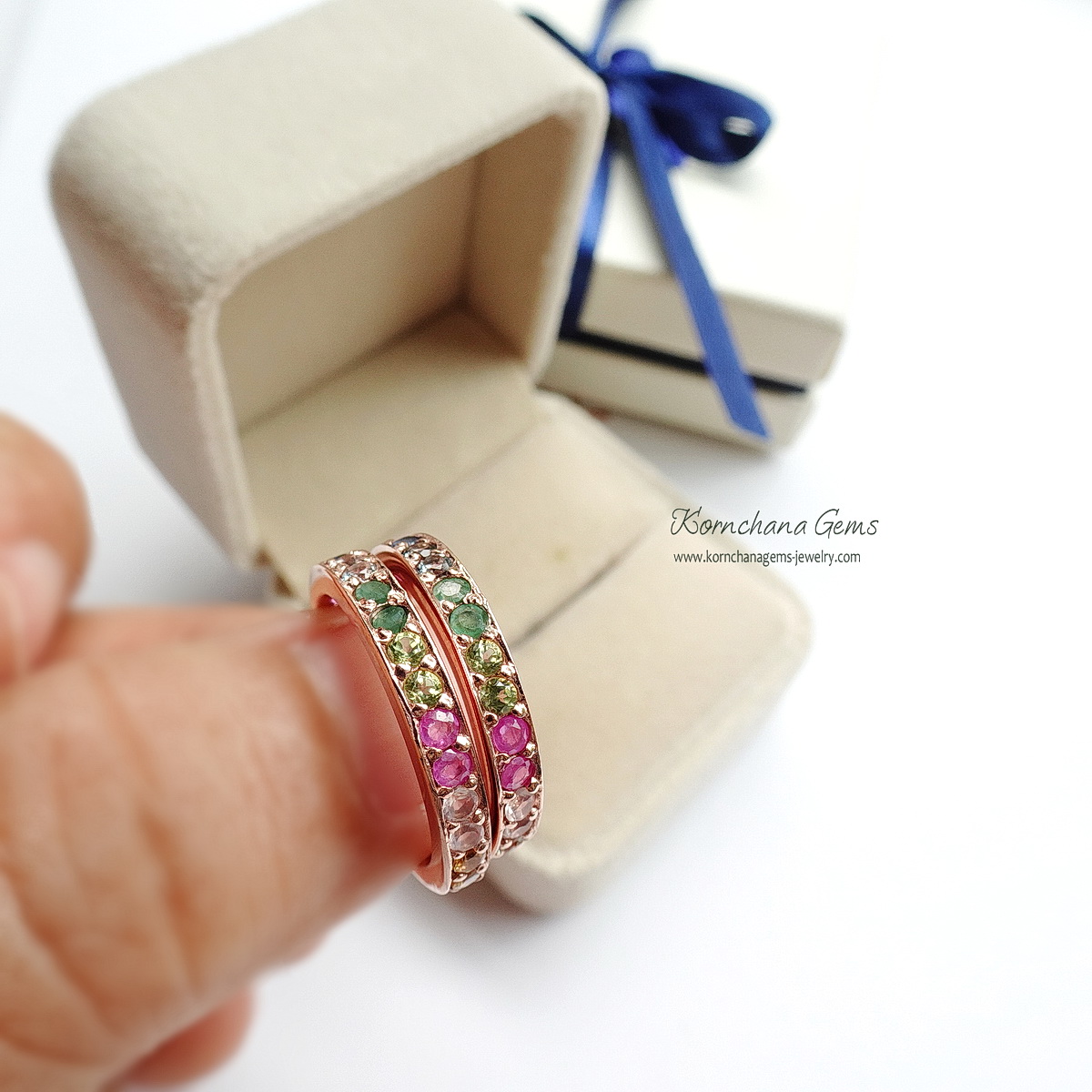 แหวนแถวพลอยแฟนซี น่ารัก พลอย 8 ชนิดสลับสีม่วงอเมทิสท์,ไพลินหรือบลูแซฟไฟร์,ฟ้าบลูโทพาส,เขียวมรกต,เขียวเพอริดอท,ชมพูทับทิม,ชมพูอ่อนโรสควอทซ์ และขาวไวท์โทพาส