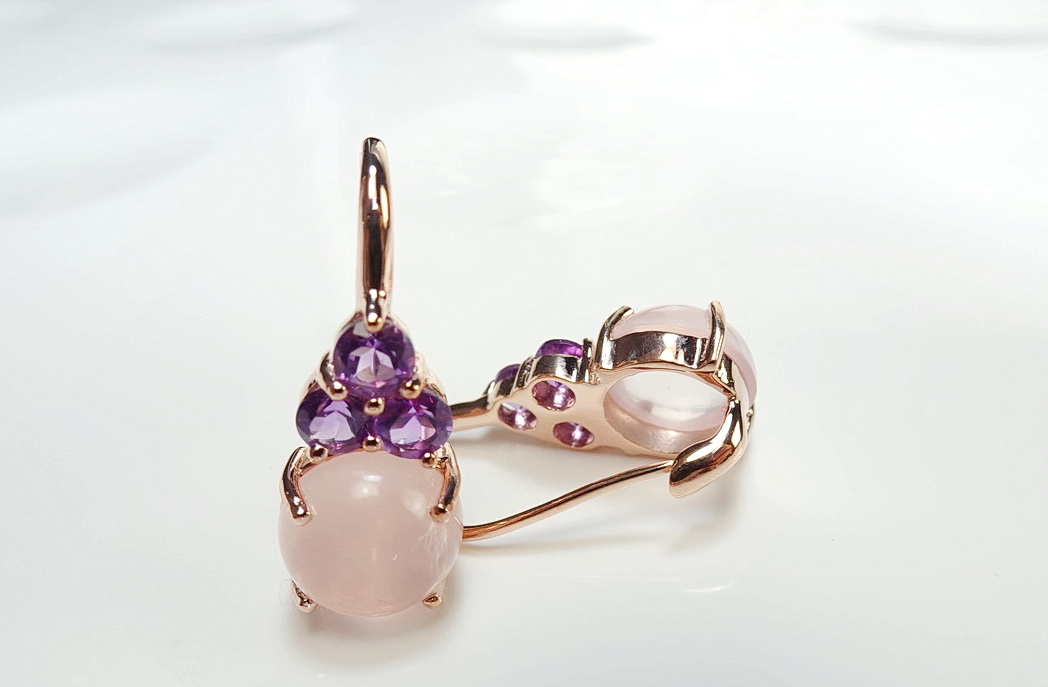 เซ็ทแหวนและต่างหูพลอยสีชมพูโรสควอทซ์ (rosequartz) พลอยหลังเบี้ย สีชมพูอ่อนใส หวานละมุน แมทซ์กับสีม่วงสดใสของอเมทิสท์ amethyst ที่บ่าข้าง สวยหวานลงตัว