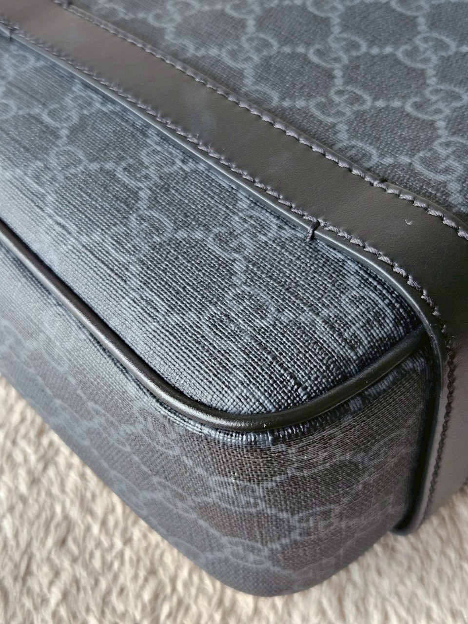 gucci messenger black GG