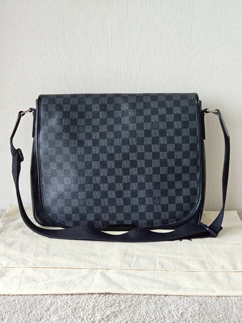 LV District GM Damier Graphite