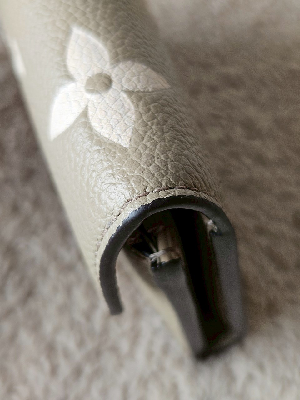 LV M81861 Victorine Mono emp Microchip