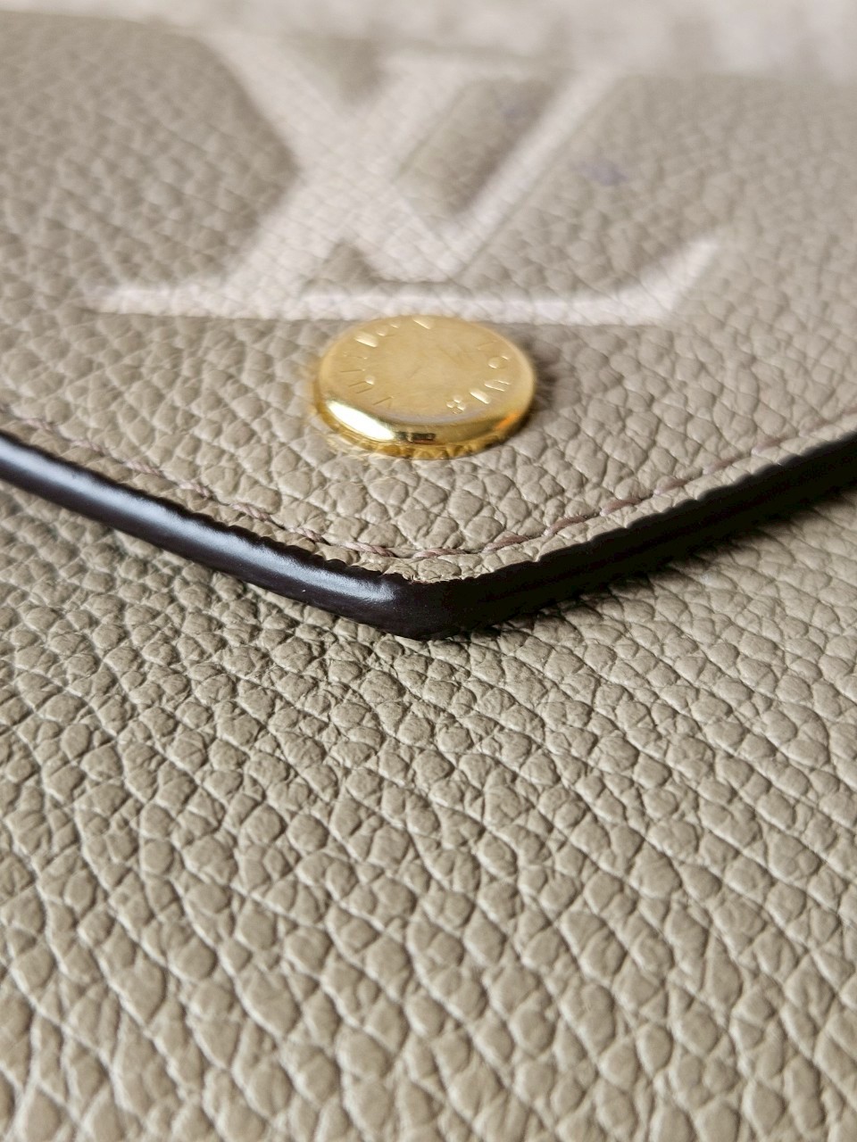 LV M81861 Victorine Mono emp Microchip