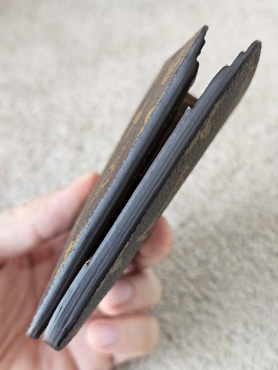 LV Multiple Wallet Mono microchip