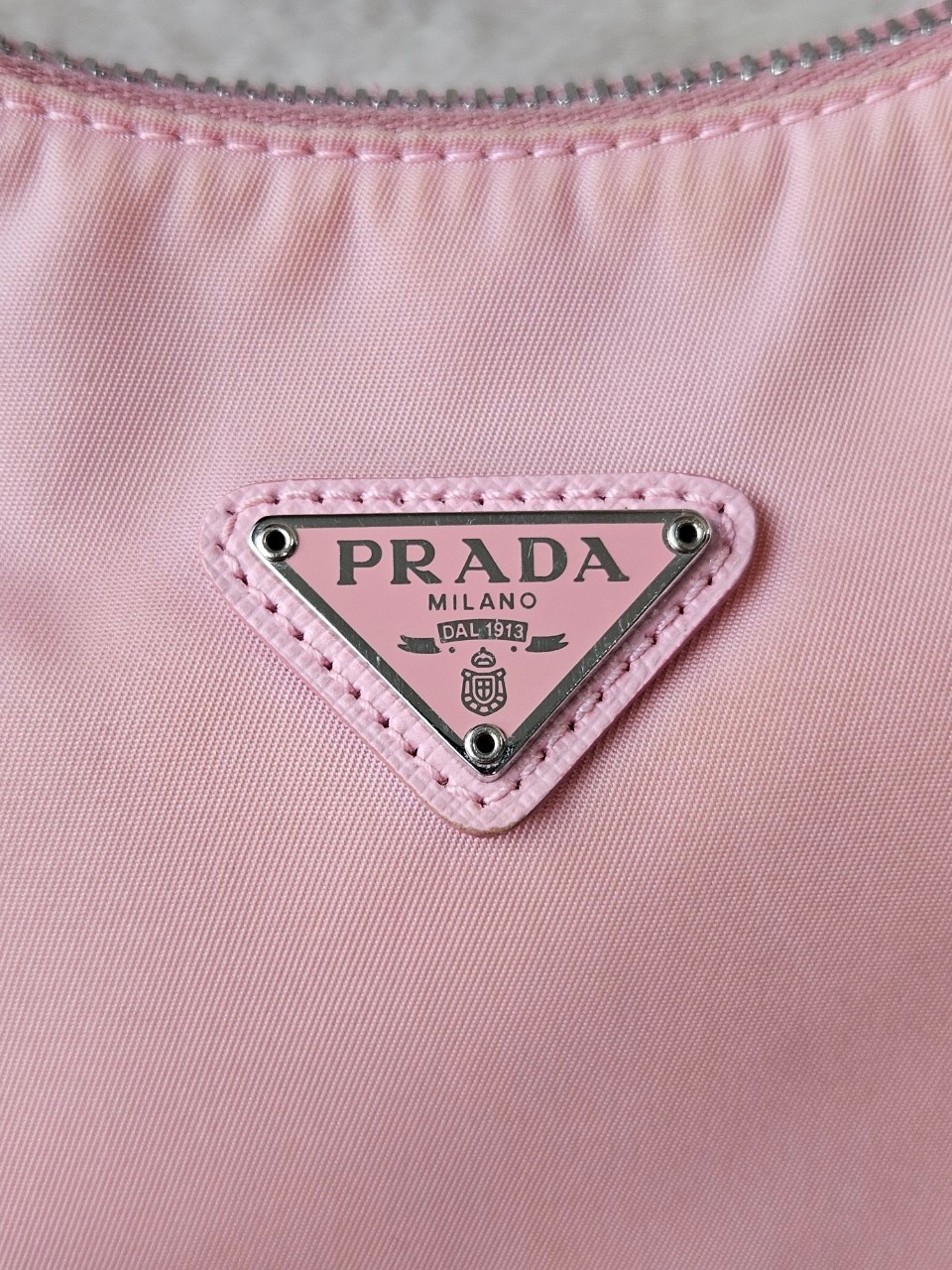 Prada Re-Edition 2005 Re-Nylon หูหนัง สีชมพู