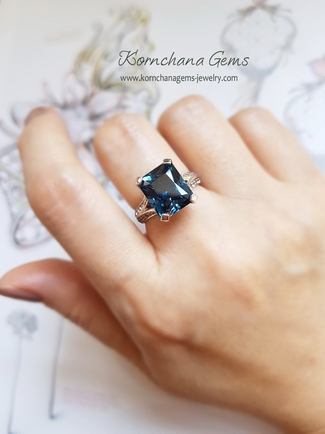 แหวนพลอยลอนดอนบลูโทพาสพลอยสีน้ำเงินเข้มเม็ดใหญ่ 7 กะรัต ตัวเรือนเงินแท้ ชุบทองคำขาว