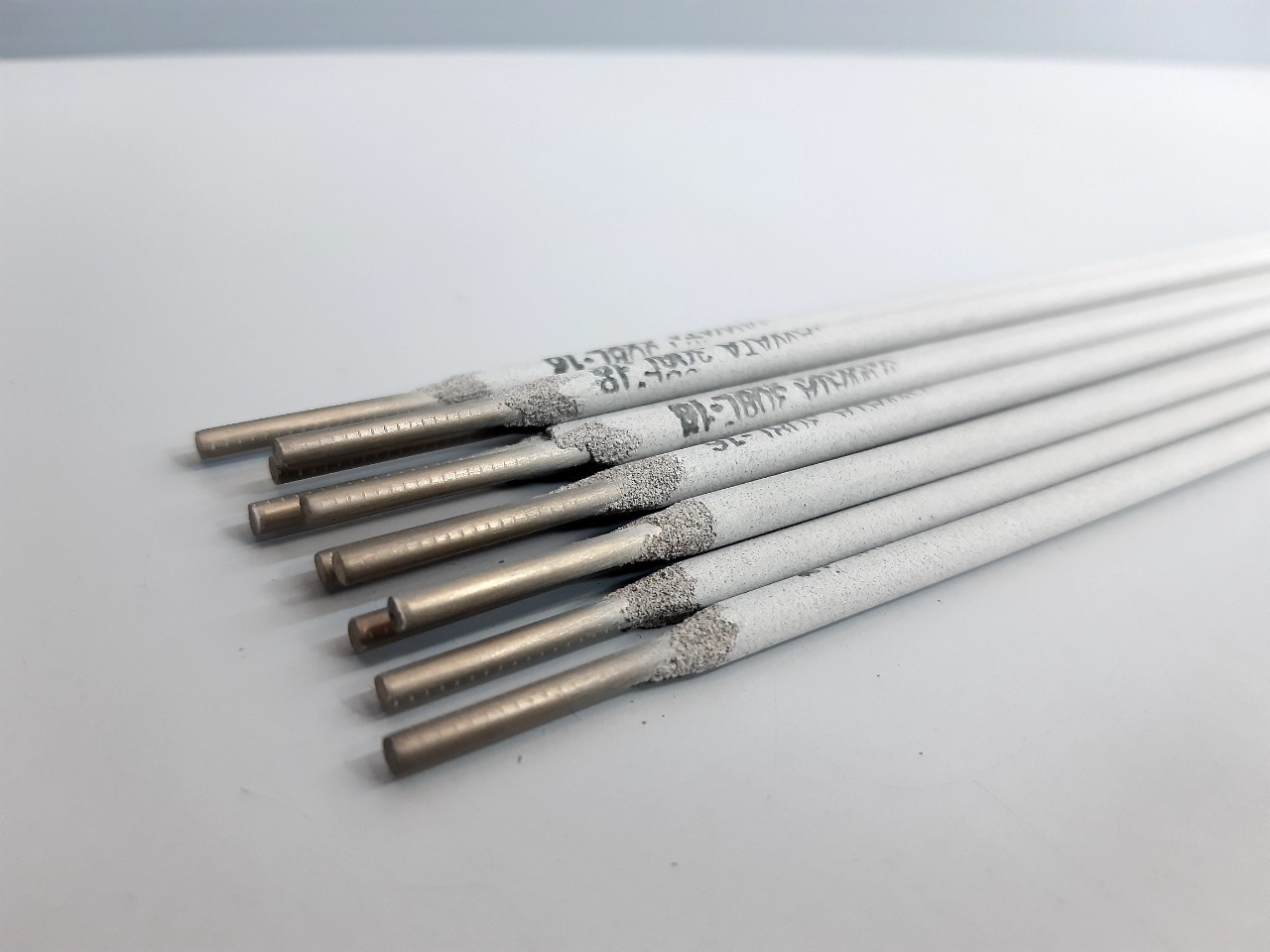 ลวดเชื่อมสแตนเลส ยาวาต้า 308L-16 2.6มิล (เส้นละ)