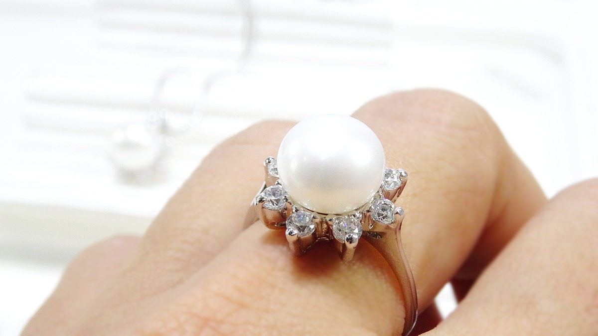 แหวนมุกน้ำจืดแท้ สีขาวครีม ดีไซน์เป็นดอกไม้หวาน ชิ้นงานประณีตสุดๆ ตัวเรือนเงินแท้ สวยหรู ใส่กับเดรสหวานๆ , ชุดไทย,ชุดไปงานเลี้ยงก็เหมาะค่ะ