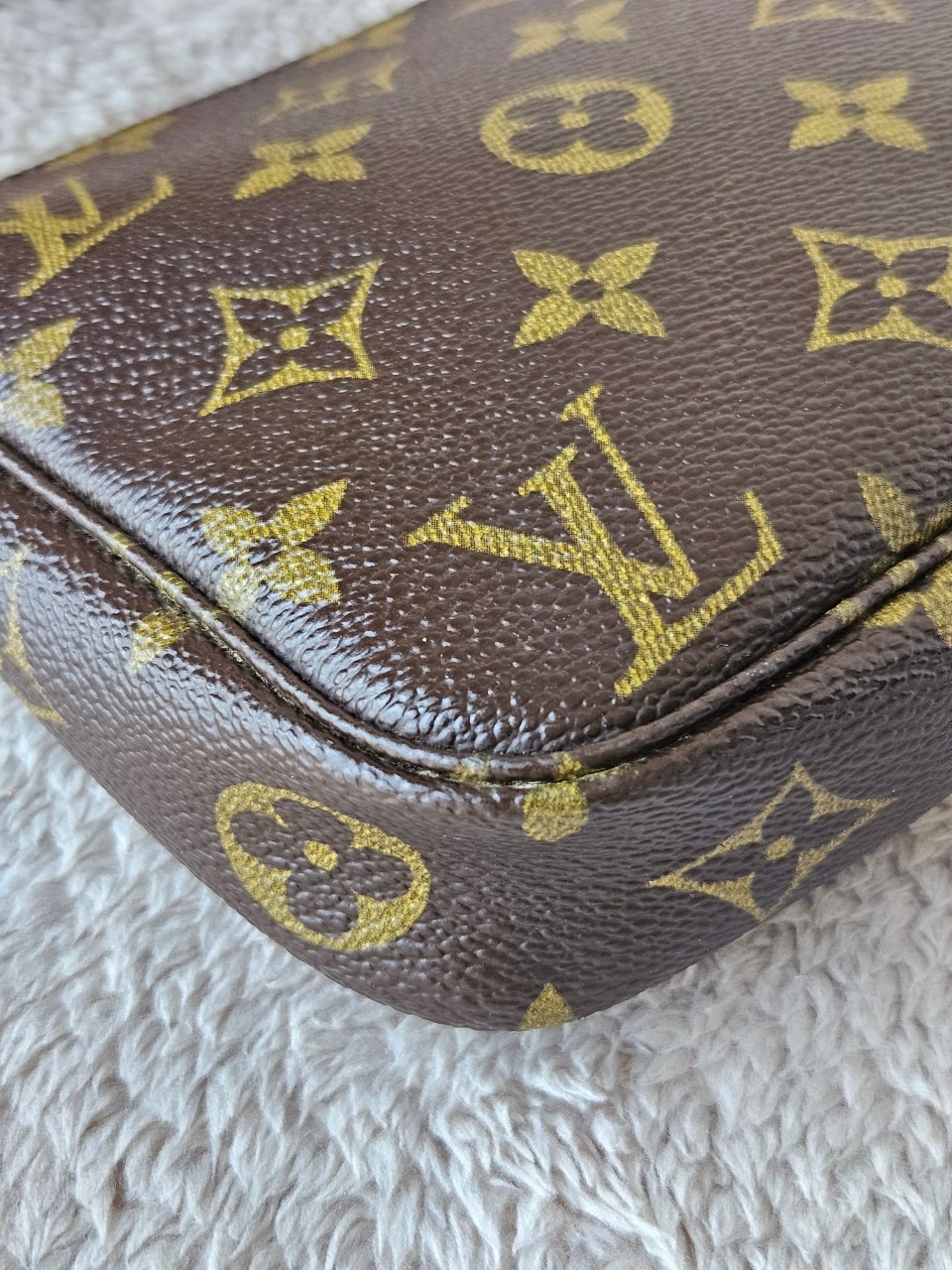 LV Pochette Mono