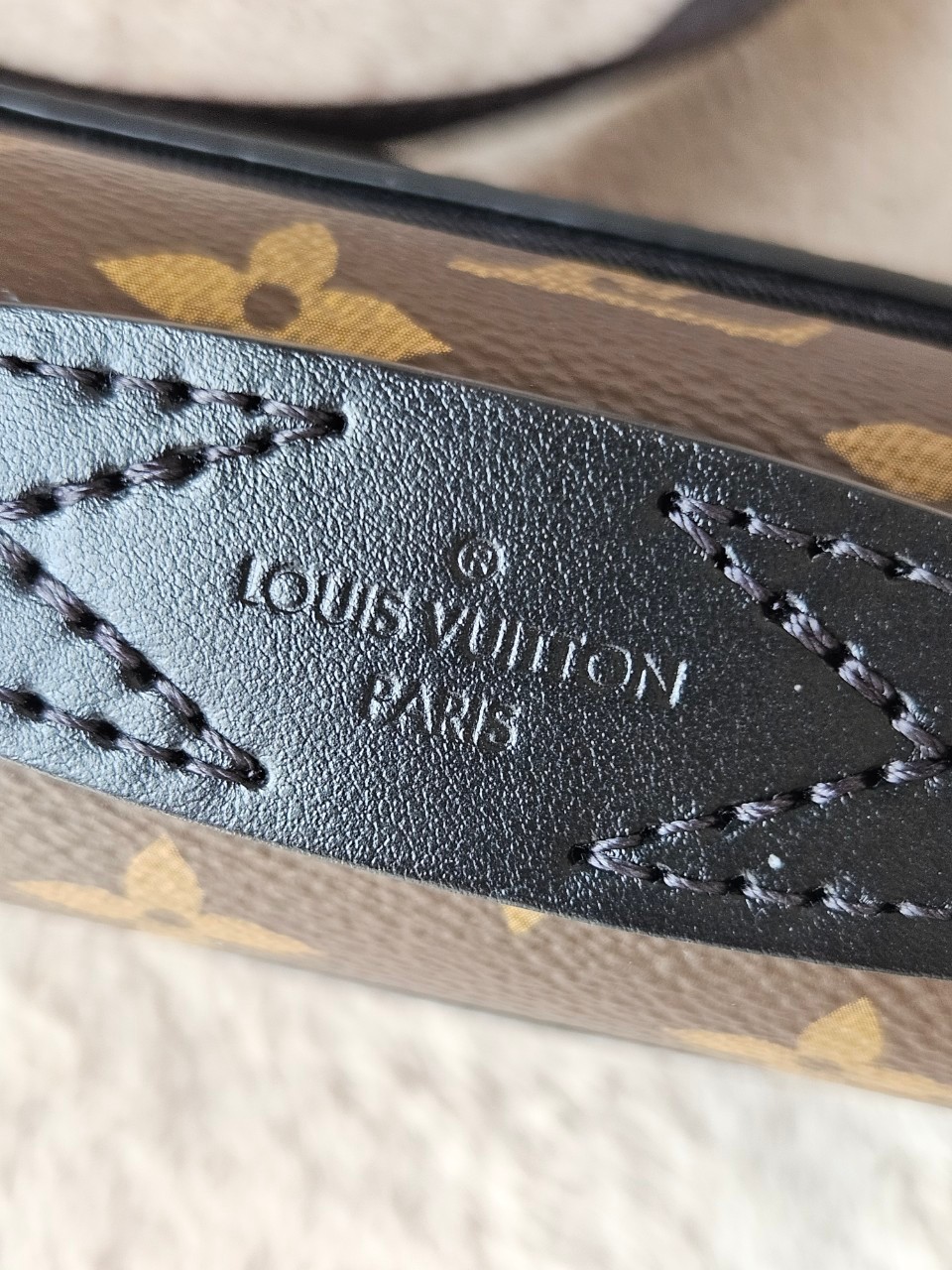 LV S-Lock Slingbag Microchip
