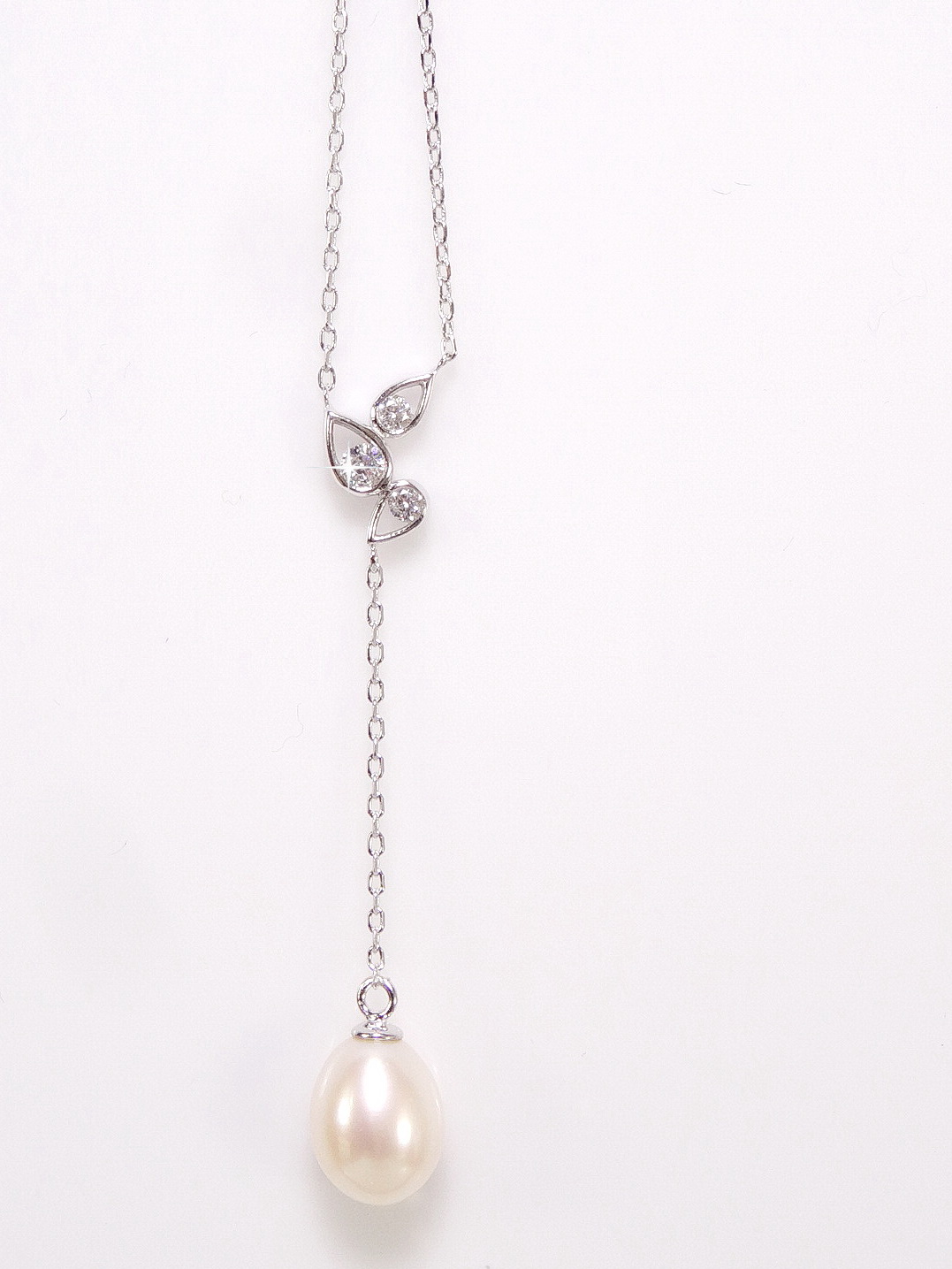 สร้อยคอพร้อมจี้มุกแท้ ดีไซน์เก๋ตัวเรือนรูปใบไม้ห้อยด้วยจี้มุกสีครีม พร้อมสร้อยเงินแท้ ความยาวจี้ 4 ซม.เพิ่มความเซ็กซี่ให้ชุดเดรสคอแหลมลึก หรือชุดเกาะอก