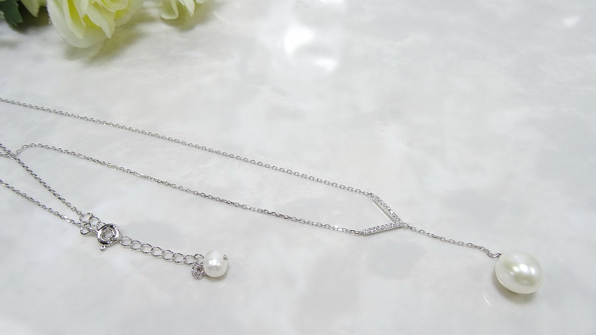 สร้อยจี้มุกแท้ ดีไซน์เก๋ตัวเรือนรูปตัว v ห้อยด้วยจี้มุกสีครีม พร้อมสร้อยเงินแท้ ความยาวจี้ 5 ซม. น่ารักมากค่ะ ชิ้นงานประณีต จัดส่งรวดเร็ว