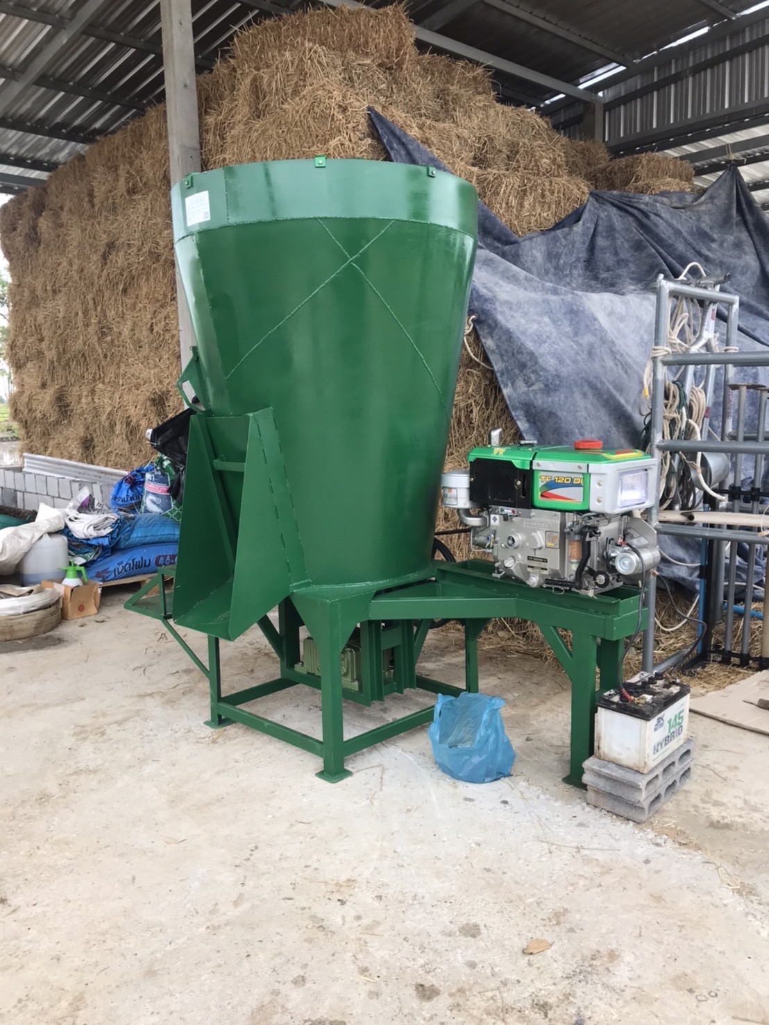 เครื่องผสมTMR รุ่นใหม่ลาสุด สามารถ ใช้มอเตอร์ เครื่องยนตร์เบนซิน ใช้หัวรถไถ เเละต่อPTO เครื่องผสมอาหาร TMR 📣สับฟางได้ทั้งก้อน 📣สับหญ้าเนเปียร์ ได้ทั้งต้น 📣ต้นข้าวโพด ทั้งต้น 📣ใส่ต้นกล้วยได้ทั้งต้น 📣ลดต้นทุน 📣