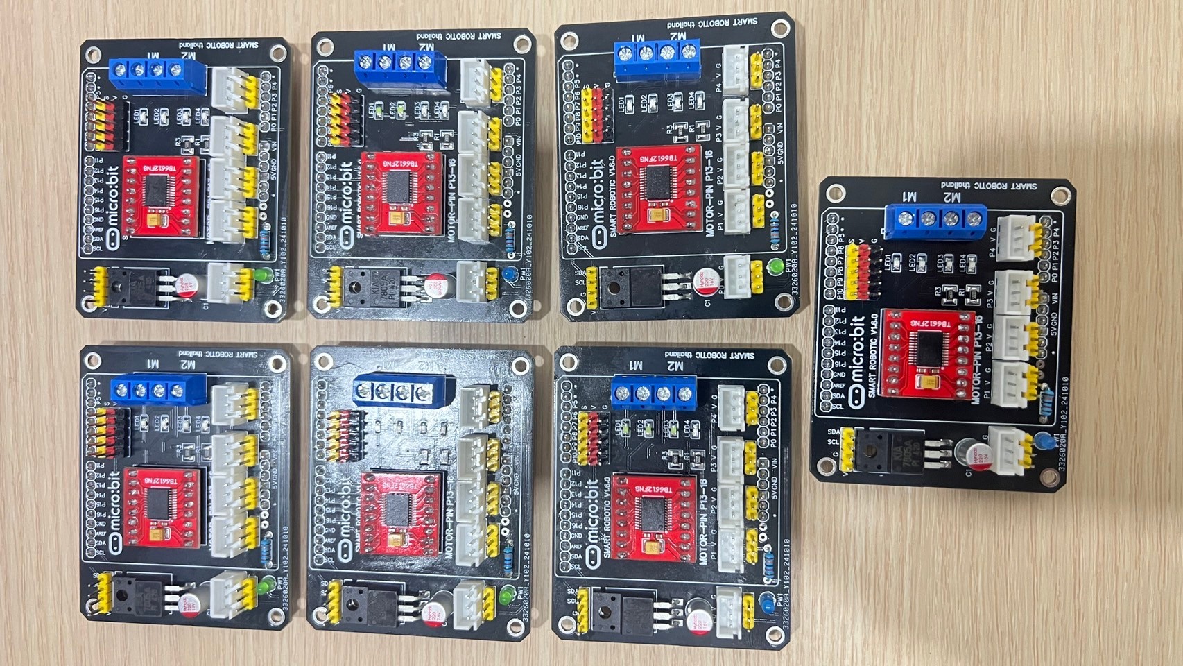 บอร์ดหุ่นยนต์ระดับกลาง พร้อมใช้งาน (ไม่รวมบอร์ดไมโครบิต)