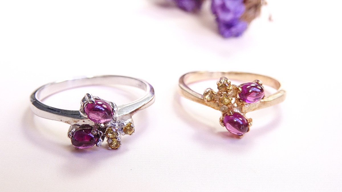 แหวนพลอยโรโดไลท์สีชมพูอมม่วง ฝัง yellow sapphire บุษราคัมเม็ดเล็กน่ารัก ตัวเรือนเงินแท้ silver925 มี 2 สีค่ะ สีเงินและสีทอง