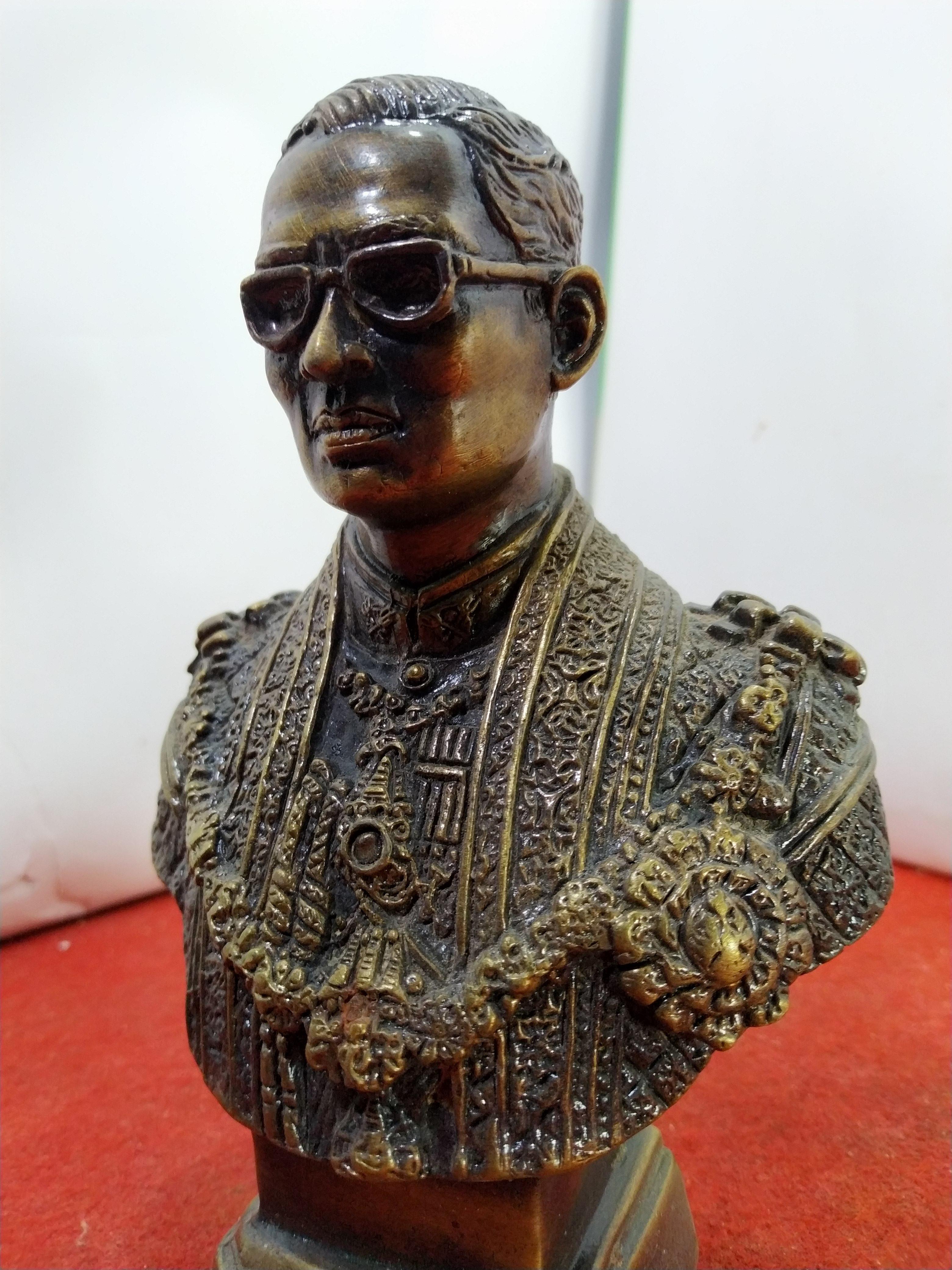 พระบรมรูปหล่อ รัชกาลที่๙ แบบครึ่งองค์