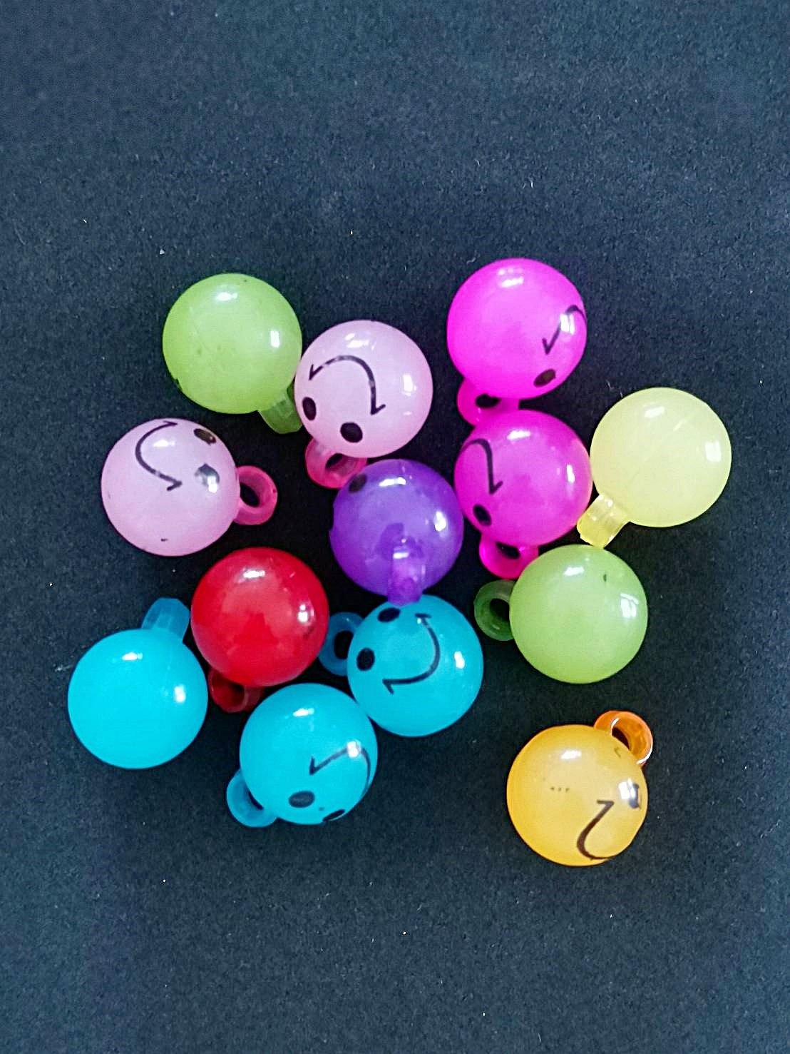 ขายส่ง(1โหล/12ชิ้น) จี้ห้อย สีลูกกวาด ลายยิ้ม Smiley ขนาด 20*16mm คละสี