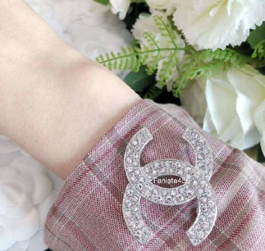 เข็มกลัดชาแนล Hiend เข็มกลัดชาแนล คริสตัลแท้