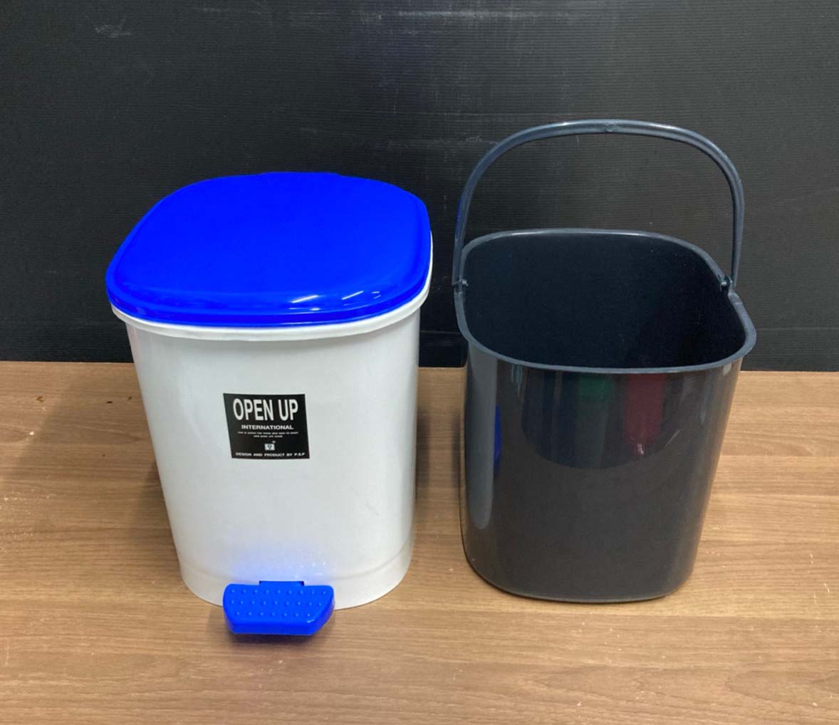 ถังขยะทรงเหลี่ยม เท้าเหยียบ ฝาสี 12 ลิตร