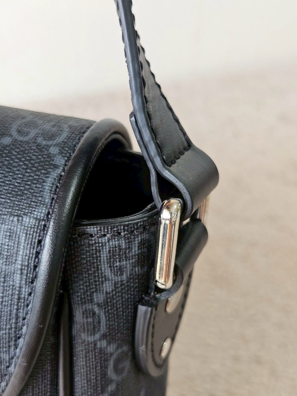 gucci messenger black GG