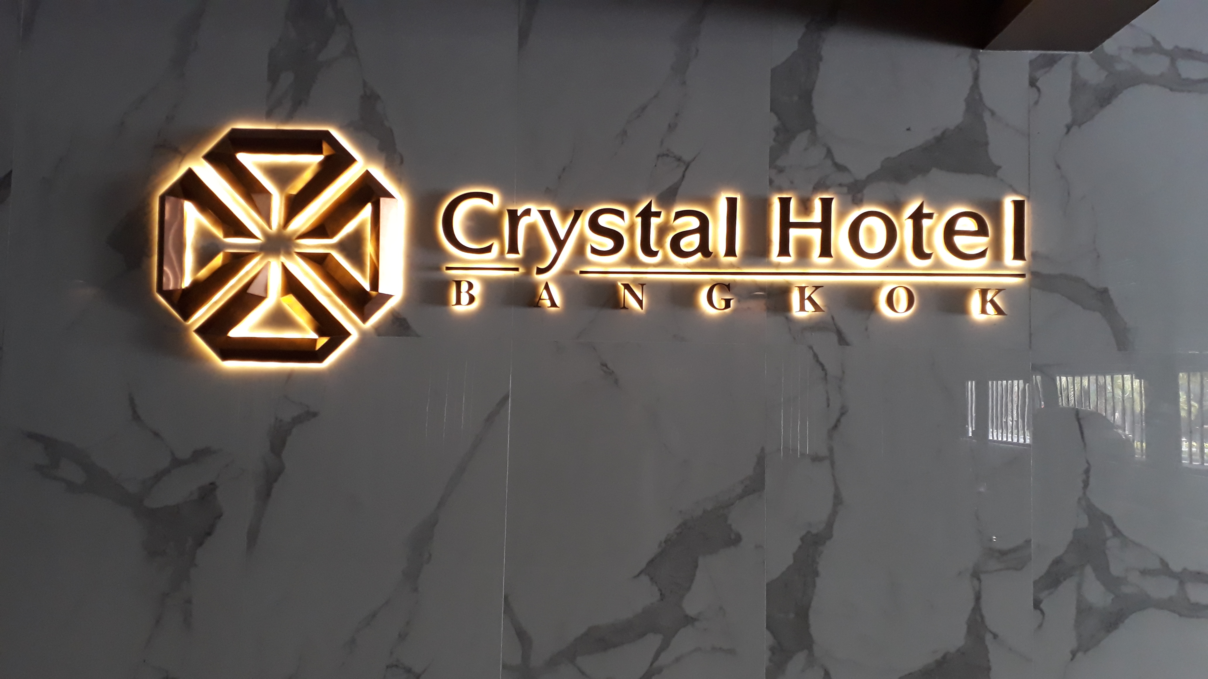 อักษรโลหะไทเทเนี่ยมทองเงา ซ่อนไฟLED พร้อมติดตั้ง ราคาโรงงาน