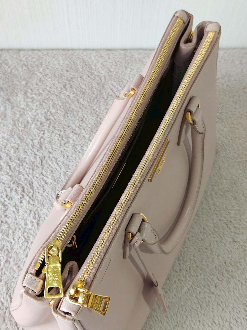 Prada Saffiano 35 Cameo