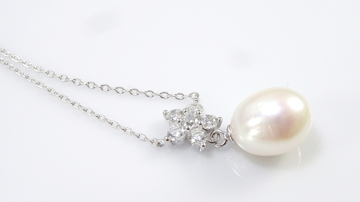 สร้อยคอพร้อมจี้มุกแท้ ดีไซน์เก๋ตัวเรือนจี้เป็นดอกไม้ห้อยด้วยมุกสีครีม พร้อมสร้อยเงินแท้ silver925 ความยาวจี้ 1.5 ซม.