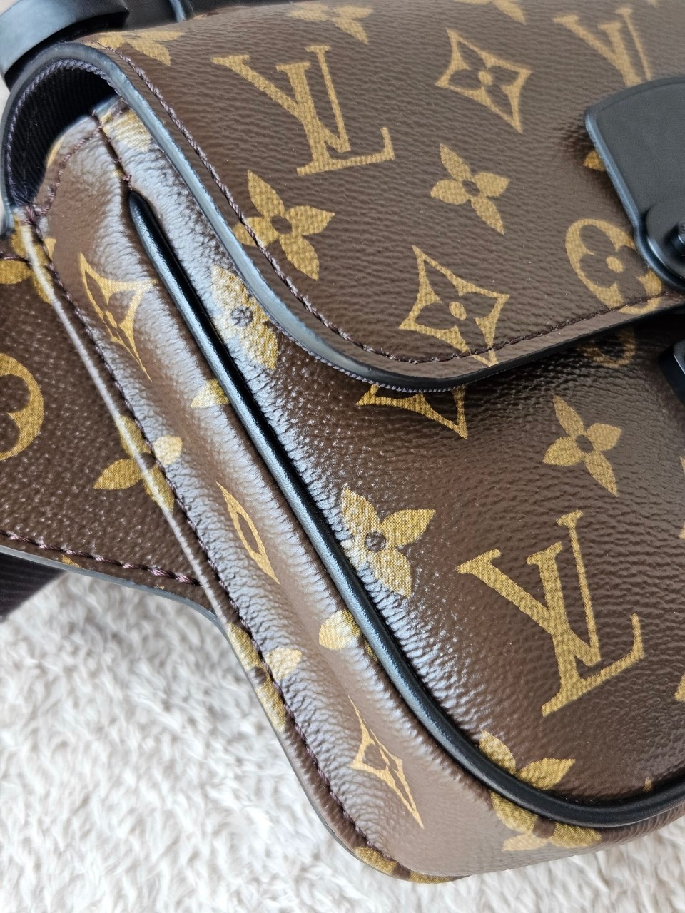 LV S-Lock Slingbag Microchip