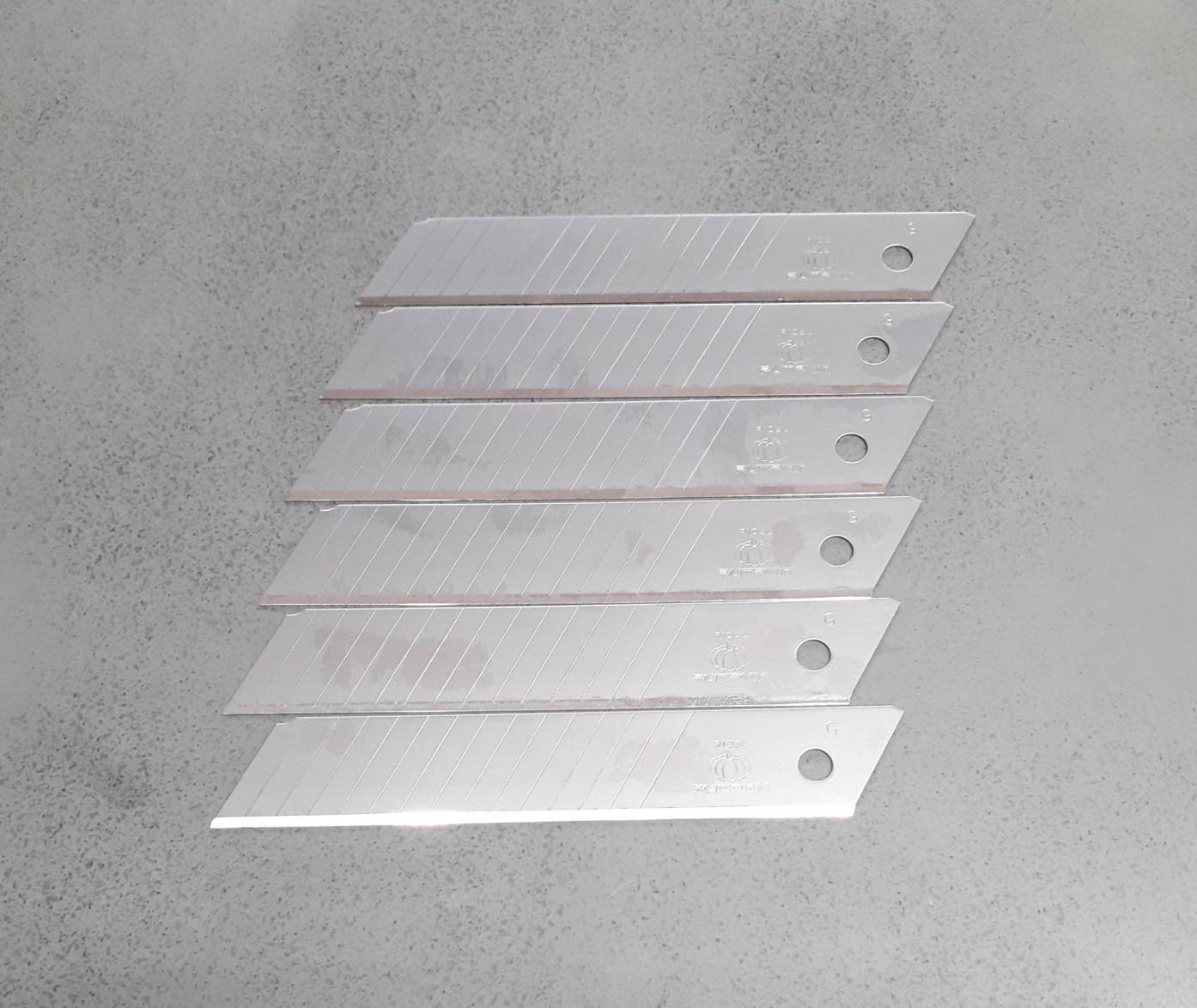 ใบมีดคัตเตอร์ใหญ่ พัมคิน R-105L (ห่อละ 6ใบ)