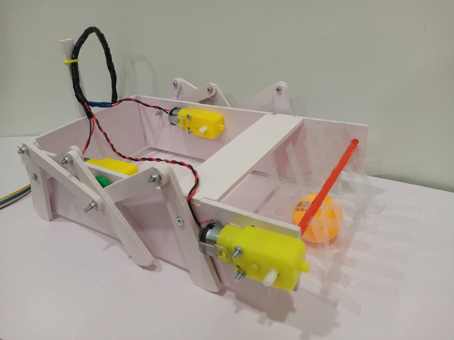 หุ่นยนต์เลี้ยงแกะ 3 มอเตอร์ รุ่น OM1(พื้นฐานประถม) (ประกอบให้1ชุดประกอบเอง2ชุด) Ex