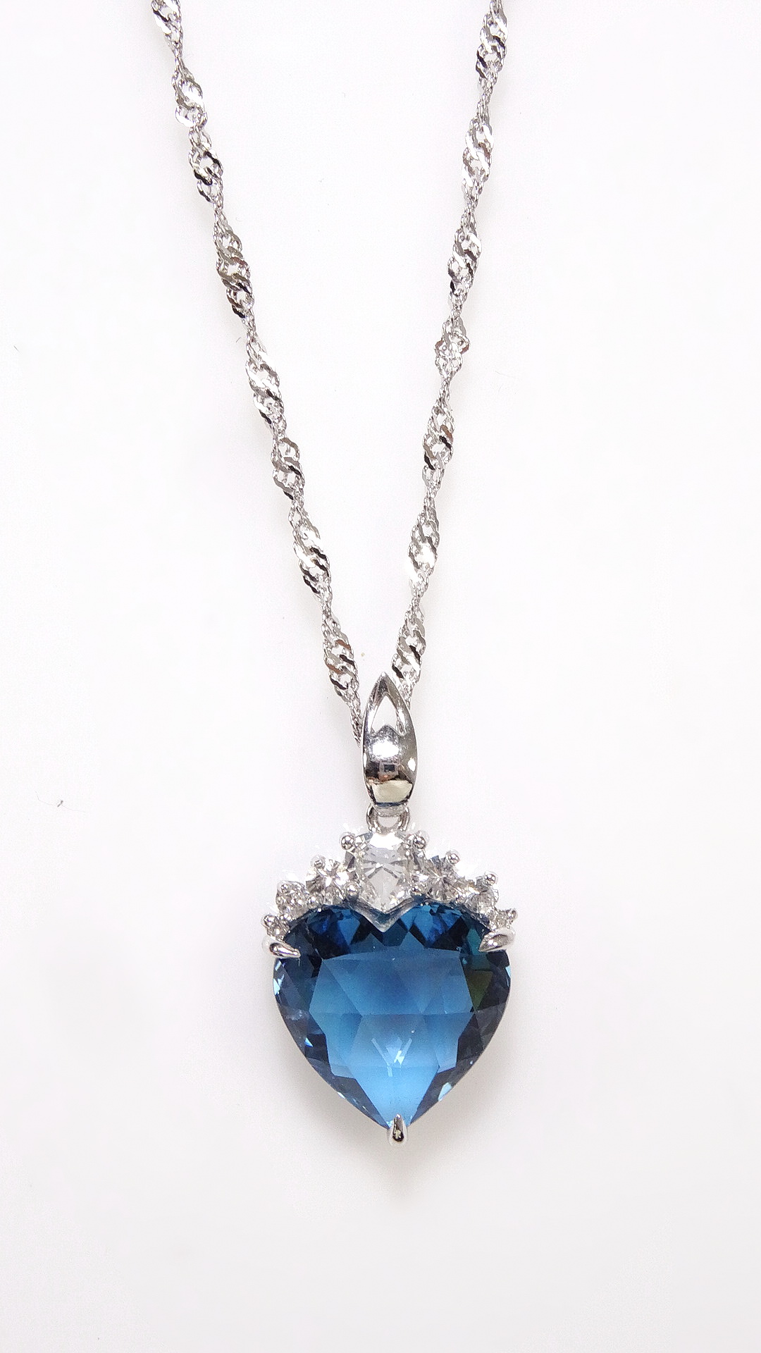 จี้พลอยแท้ พลอยหัวใจสีน้ำเงิน พลอยลอนดอนบลูโทพาส เล่นไฟ ใสวิ๊ง สวยมากๆค่ะ เหมาะสำหรับเป็นของขวัญคนสำคัญในวันพิเศษ ชิ้นงานประณีตสุดๆ