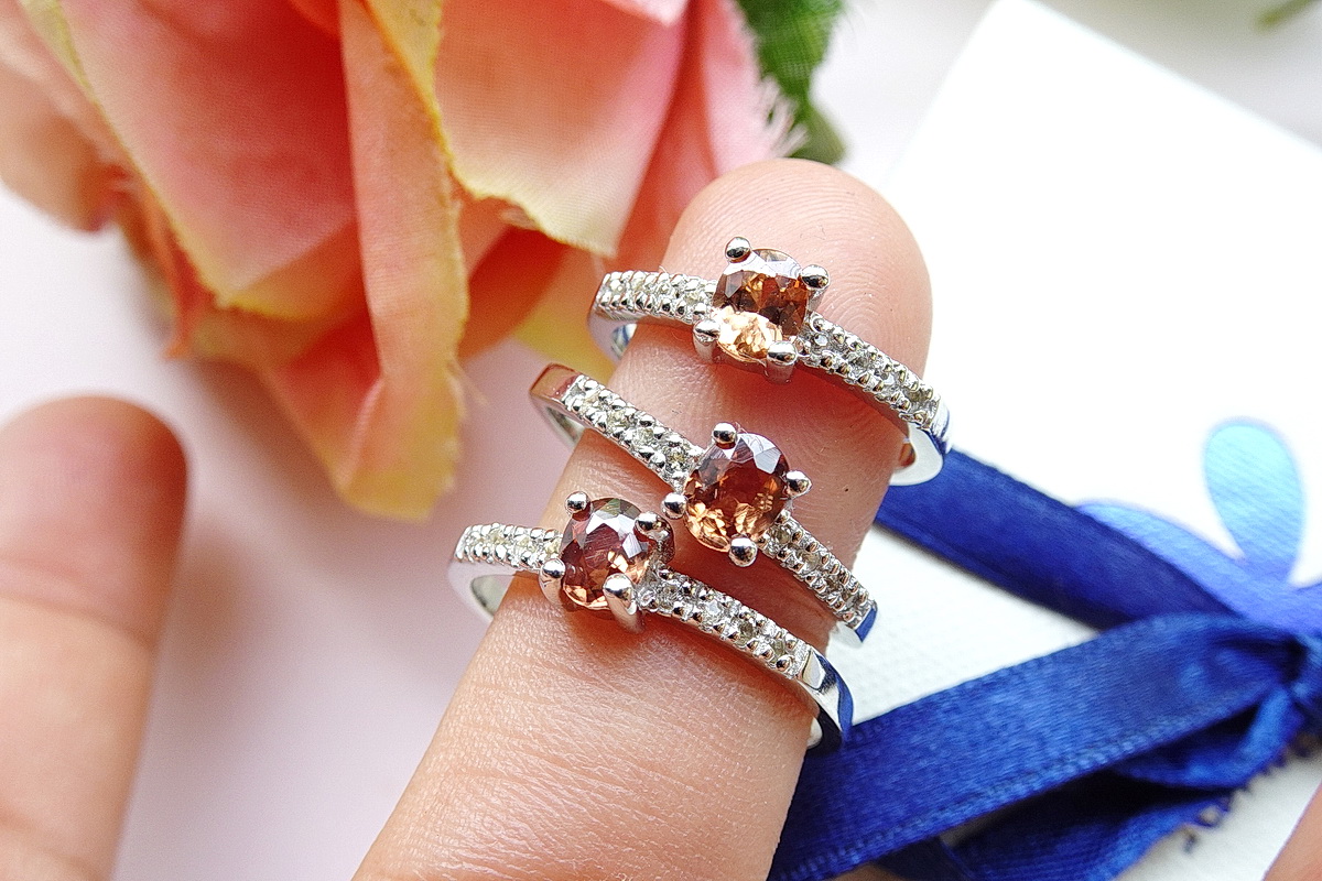 แหวนเพทายสีน้ำตาล brown zircon ring แต่งบ่าข้างด้วยไวท์โทพาส สวยหวาน เพทายเป็นอัญมณีที่มีประกายโดดเด่น เป็นหนึ่งในมณีนพเก้าของไทย ตัวเรือนเงินแท้ silver925