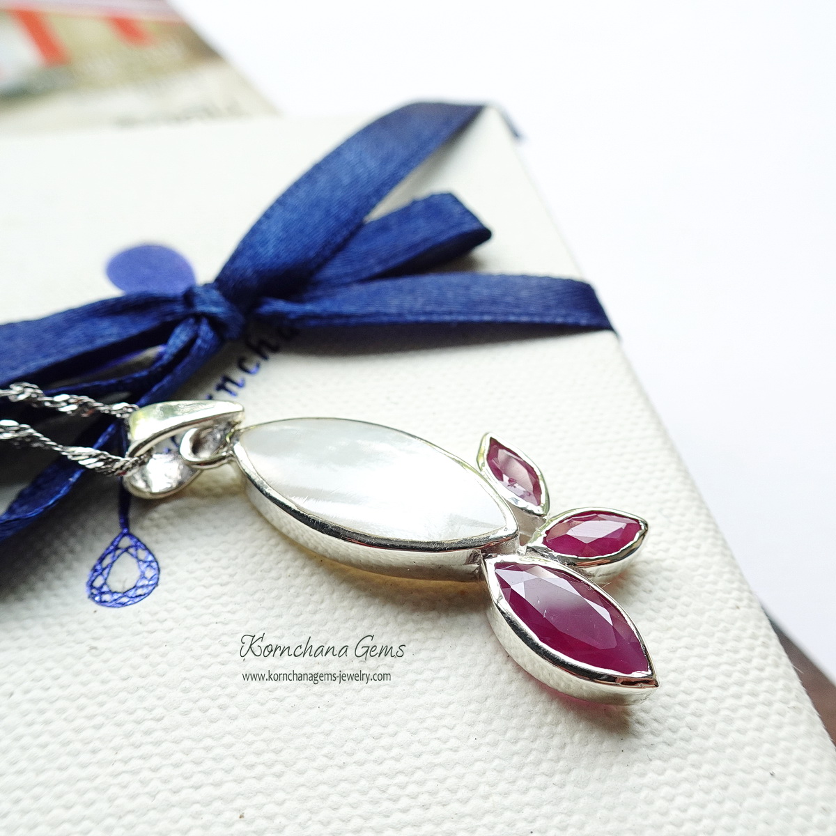 จี้เปลือกหอยมุก เงางาม ดีไซน์เก๋แมทซ์กับทับทิมพม่าสีชมพูเข้ม หวานละมุน ตัวเรือนเงินแท้ silver 925 ขนาดจี้ 1.5 cm. x 4 cm.