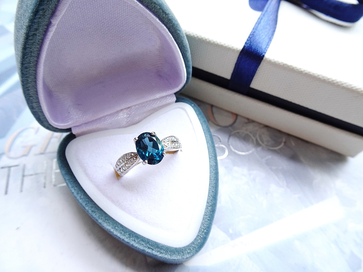 London Blue Topaz Ring แหวนลอนดอนบลูโทพาส พลอยสีน้ำเงิน สวยคลาสสิคตลอดกาล บ่าแหวนฝังพลอยขาว white topaz ชุบทองคำขาว ตัวเรือนแหวนผลิตจากเงินแท้ silver925