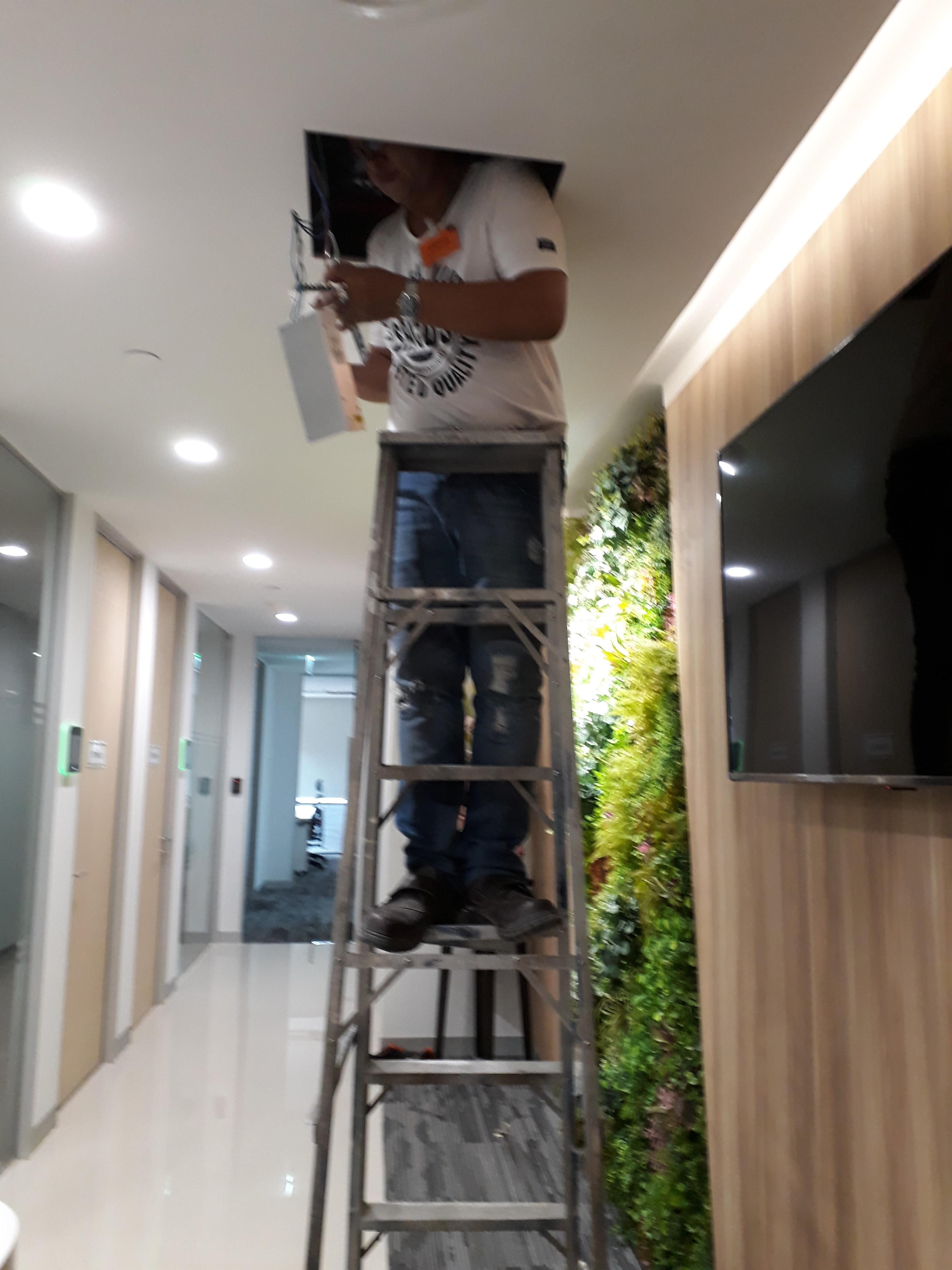 อักษร ฉลุโลโก้ และพลาสวูด ทำสี ซ่อนไฟ LED ยึดหลังอะคริลิค 15 มม. พร้อมติดตั้งราคาโรงงาน