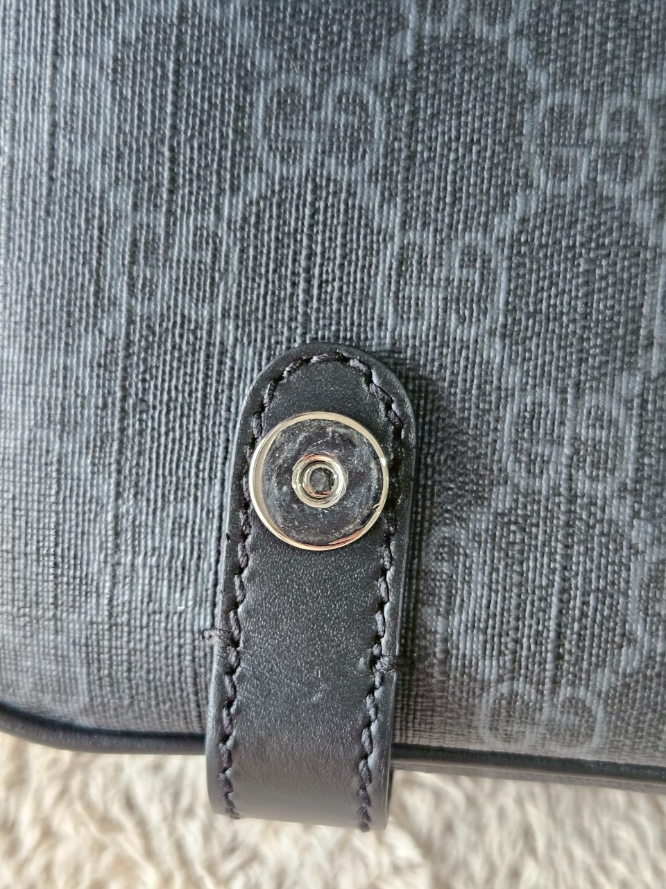gucci messenger black GG