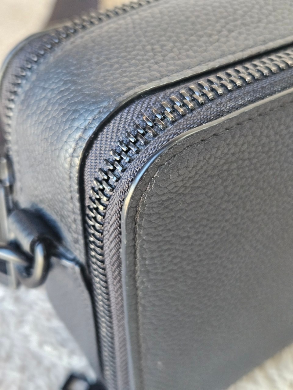 LV M59161 Alpha Wearable Wallet