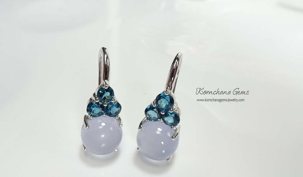 เซ็ทแหวนและต่างหูพลอยสีฟ้าบลูคาลซิโดนี (blue chalcedony) สีฟ้าพาสเทล หวานละมุน แมทซ์กับพลอยสีน้ำเงิน london blue topaz ที่บ่าข้าง สวยหวานลงตัว ตัวเรือนเงินแท้
