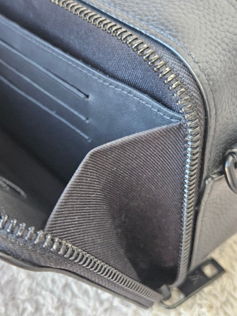 LV M59161 Alpha Wearable Wallet