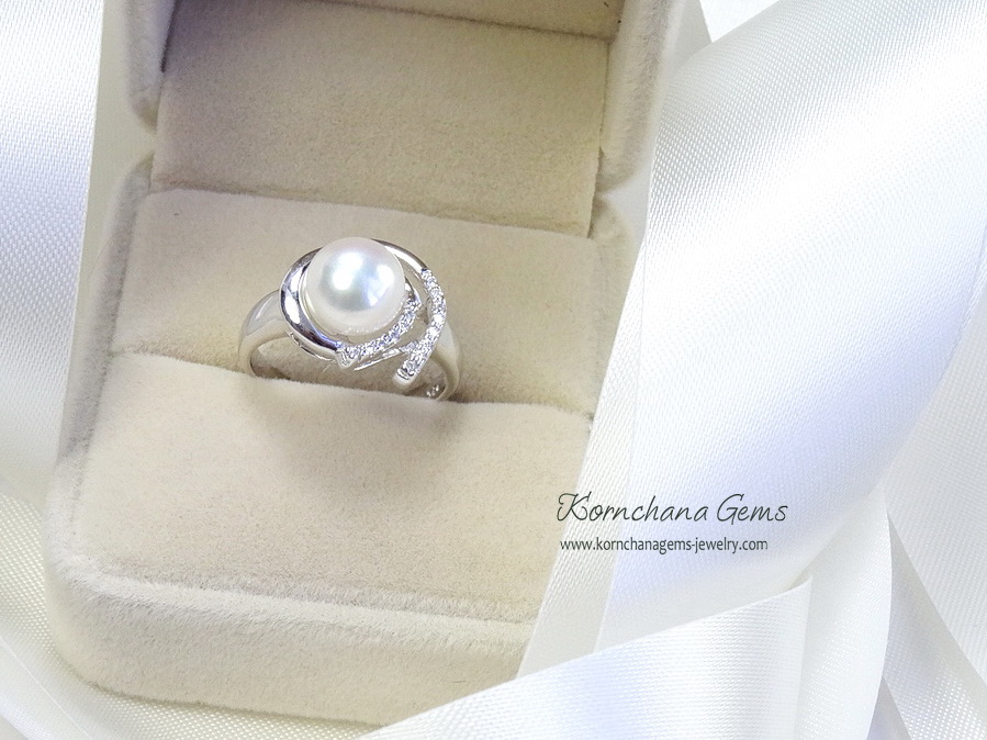 แหวนมุกน้ำจืดแท้สีขาวครีม เม็ดมุกขนาด 0.8 mm. ดีไซน์เก๋ๆ แต่เรียบหรู ใส่ติดนิ้วได้ทุกวัน ตัวเรือนเงินแท้ silver925