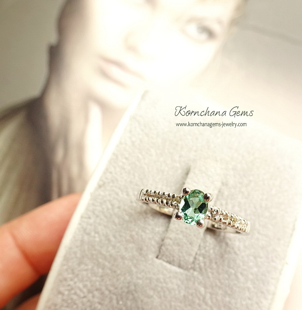 แหวนพลอยเขียวส่อง หรือ green sapphire เขียวส่องเป็นพลอยที่นับวันยิ่งหายากนะคะ วงนี้มาในเฉดสีเขียวมินท์ค่ะ สวยหวาน ดีไซน์เรียบง่าย ใส่ติดนิ้วได้ทุกวัน