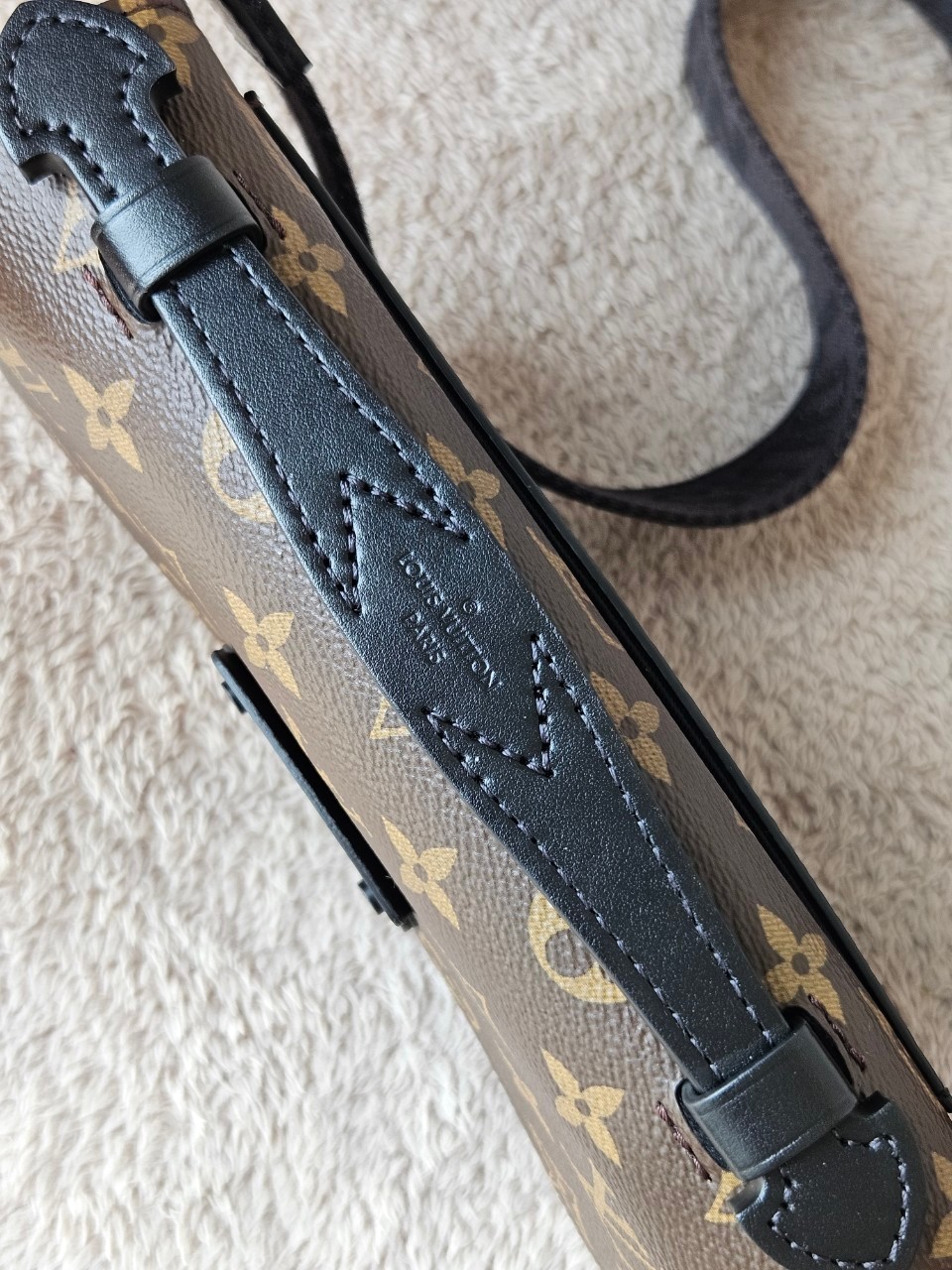 LV S-Lock Slingbag Microchip