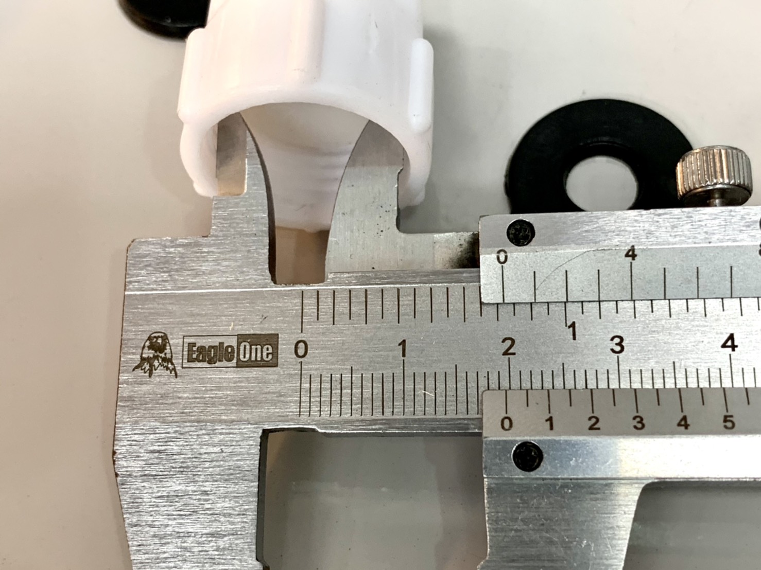 สายชักโครกพีวีซี สีขาว 1/2" x 5/8"