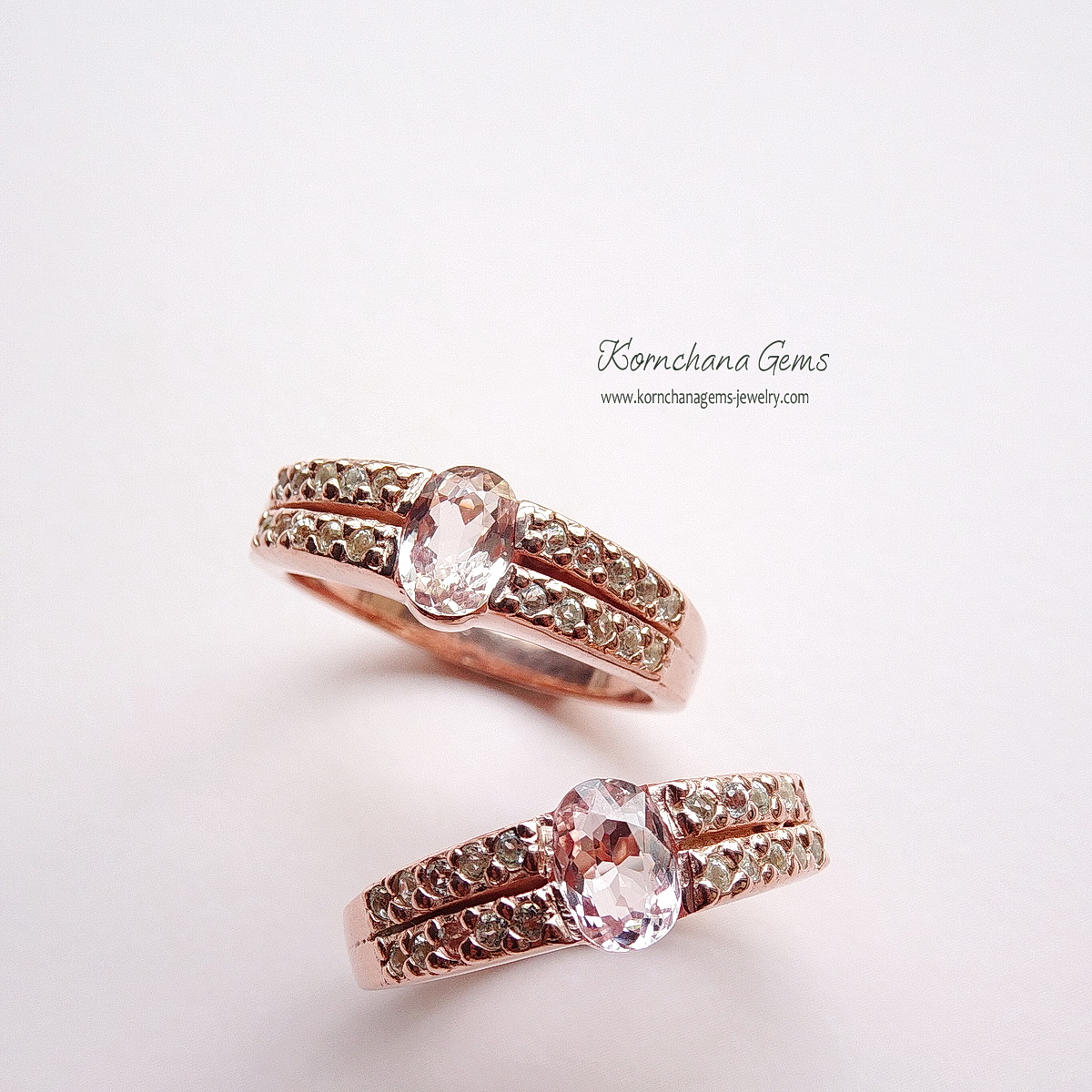 แหวนมอแกไนท์สีชมพูพีชอ่อนใสบริสุทธิ์ ตัวเรือนเงินแท้ ก้อนพลอยดิบจากธรรมชาติไม่ผ่านการปรับปรุง เป็นพลอยที่หายากและราคาค่อนข้างสูงค่ะ เชื่อกันว่ามอแกไนท์เป็นตัวแทนแห่งความรัก